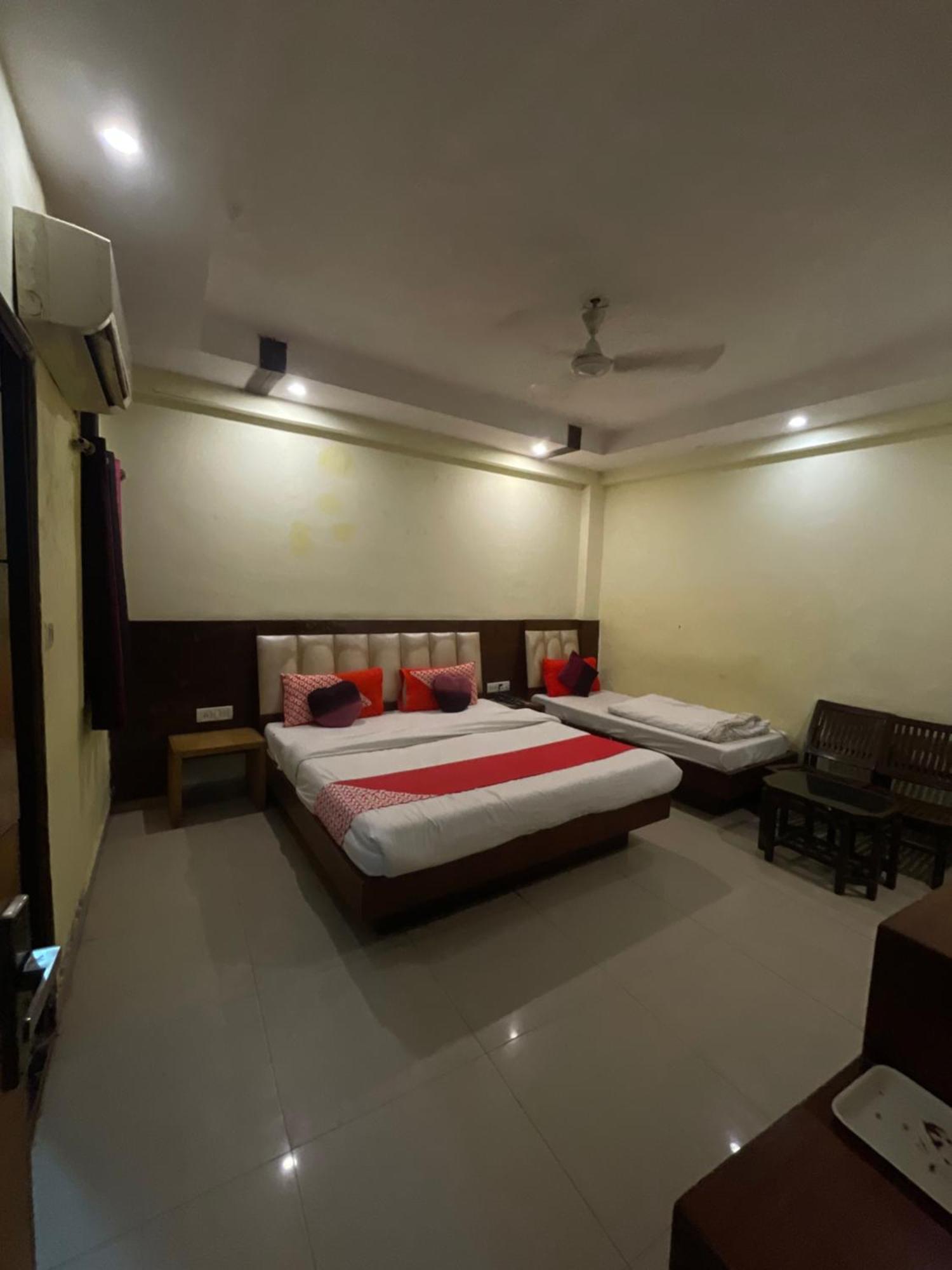 Hotel Golden Gate Új-Delhi Kültér fotó
