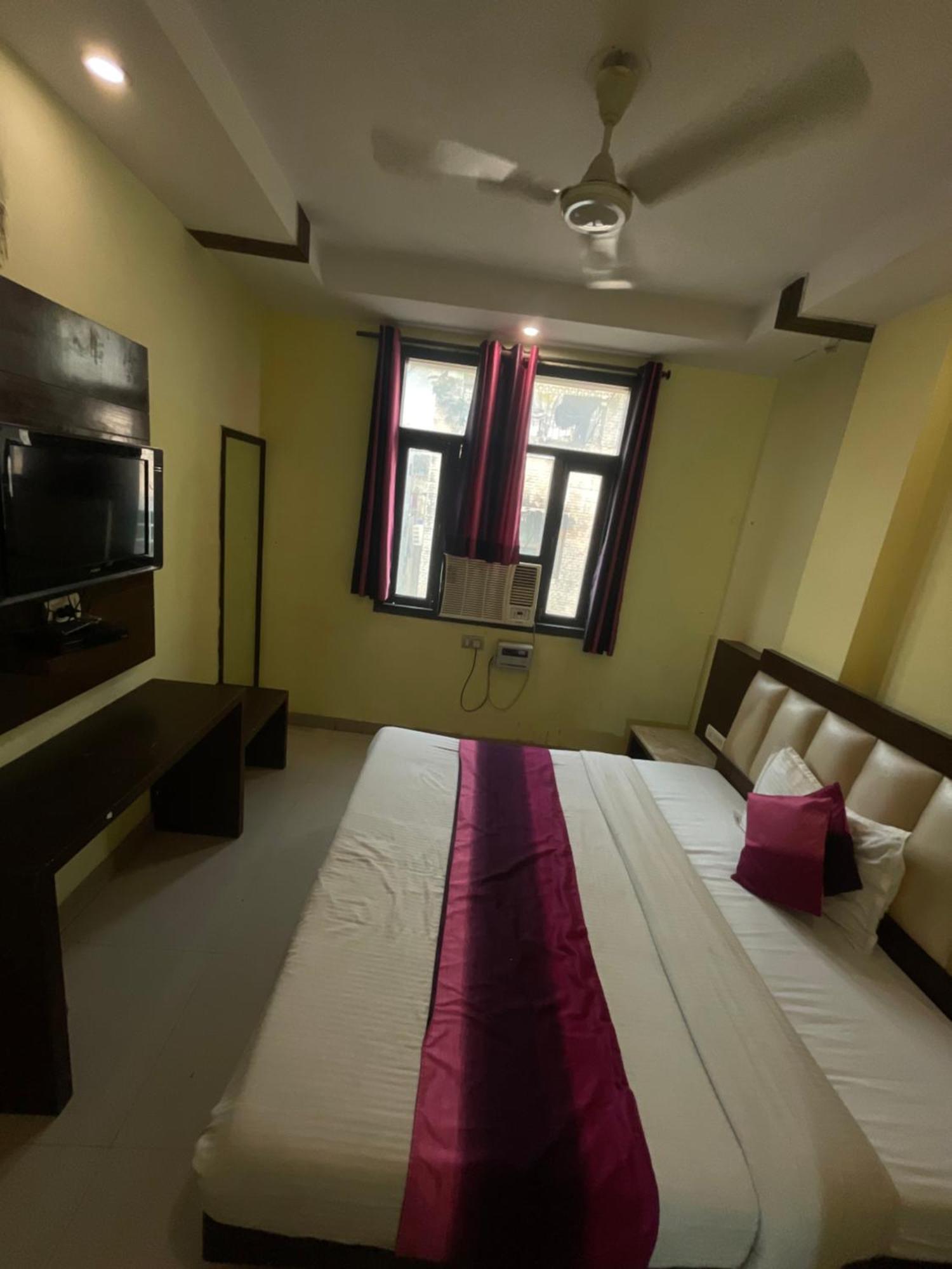 Hotel Golden Gate Új-Delhi Kültér fotó