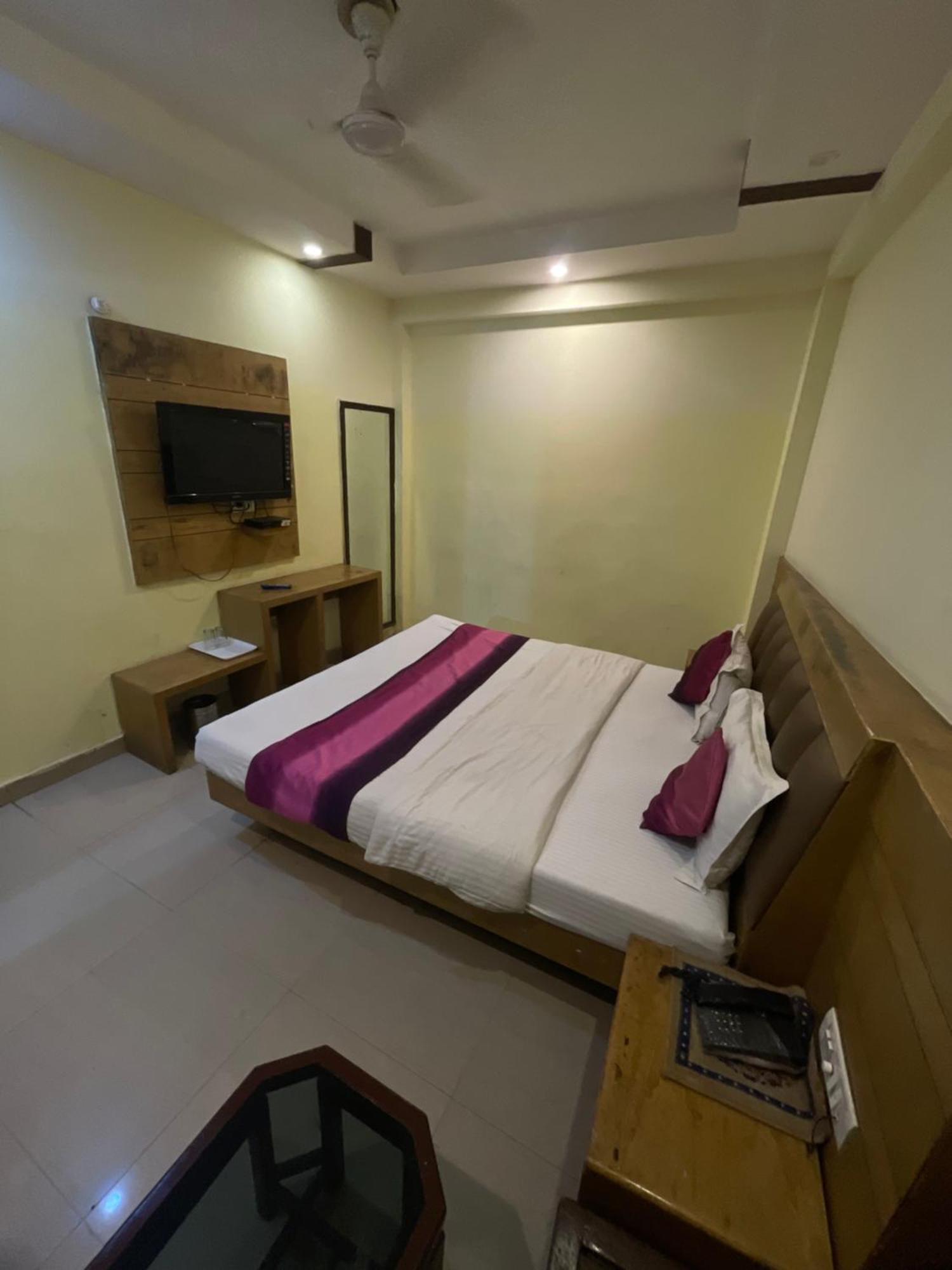 Hotel Golden Gate Új-Delhi Kültér fotó