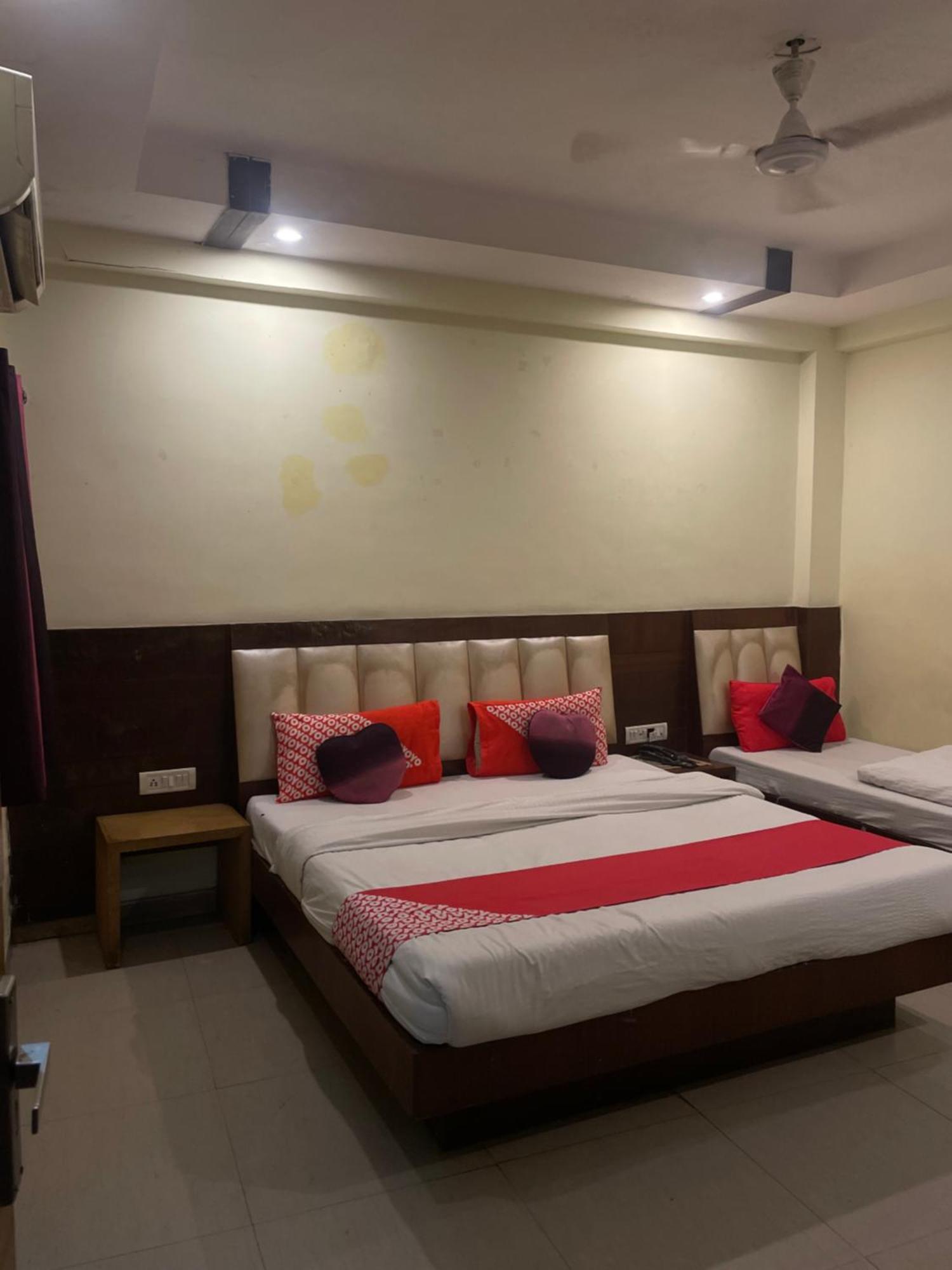 Hotel Golden Gate Új-Delhi Kültér fotó